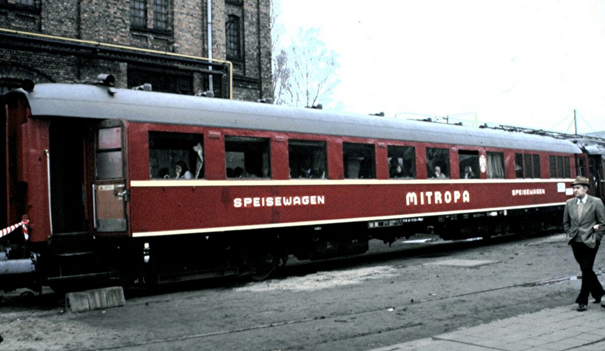 Mitropa Speisewagen beim Jubilum 100 Jahre Bundesbahn Ausbesserungswerk Hannover-Leinhausen am 31.03.1978.