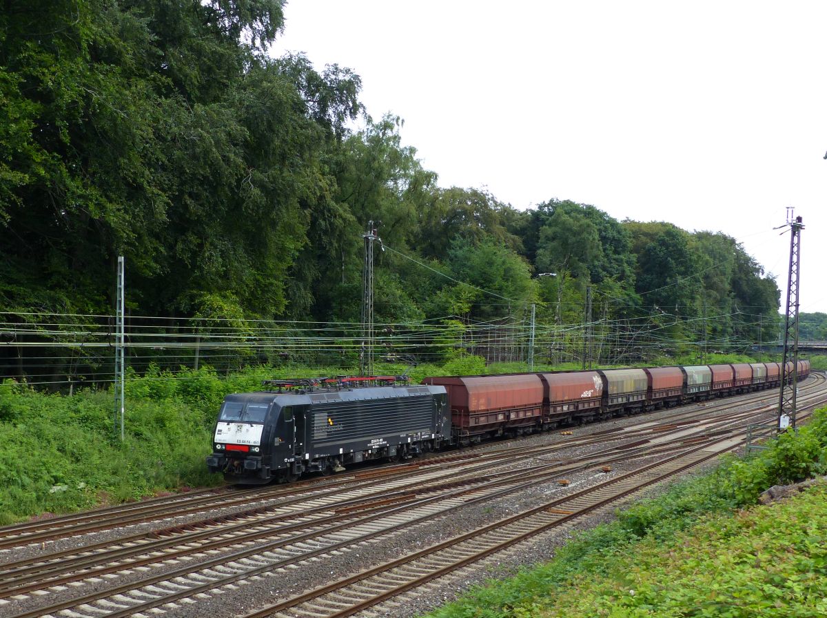 Mitsui Rail Capital Europe (MRCE) Lok E 189 451 Abzweig Lotharstrasse, Forsthausweg, Duisburg 08-07-2016.

Mitsui Rail Capital Europe (MRCE) loc E 189 451 Abzweig Lotharstrasse, Forsthausweg, Duisburg 08-07-2016.