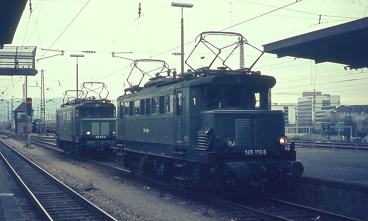 Mitte der 1970er Jahre wurde die Baureihe 145 noch regelmig vor Zgen ins Wiesental eingesetzt, am 31.12.1974 warten 145 180-6 und 145 172-4 in Basel Badischer Bahnhof auf ihren nchsten Einsatz. Von der 144 unterscheiden sich die 145 durch die elektrische Widerstandsbremse.