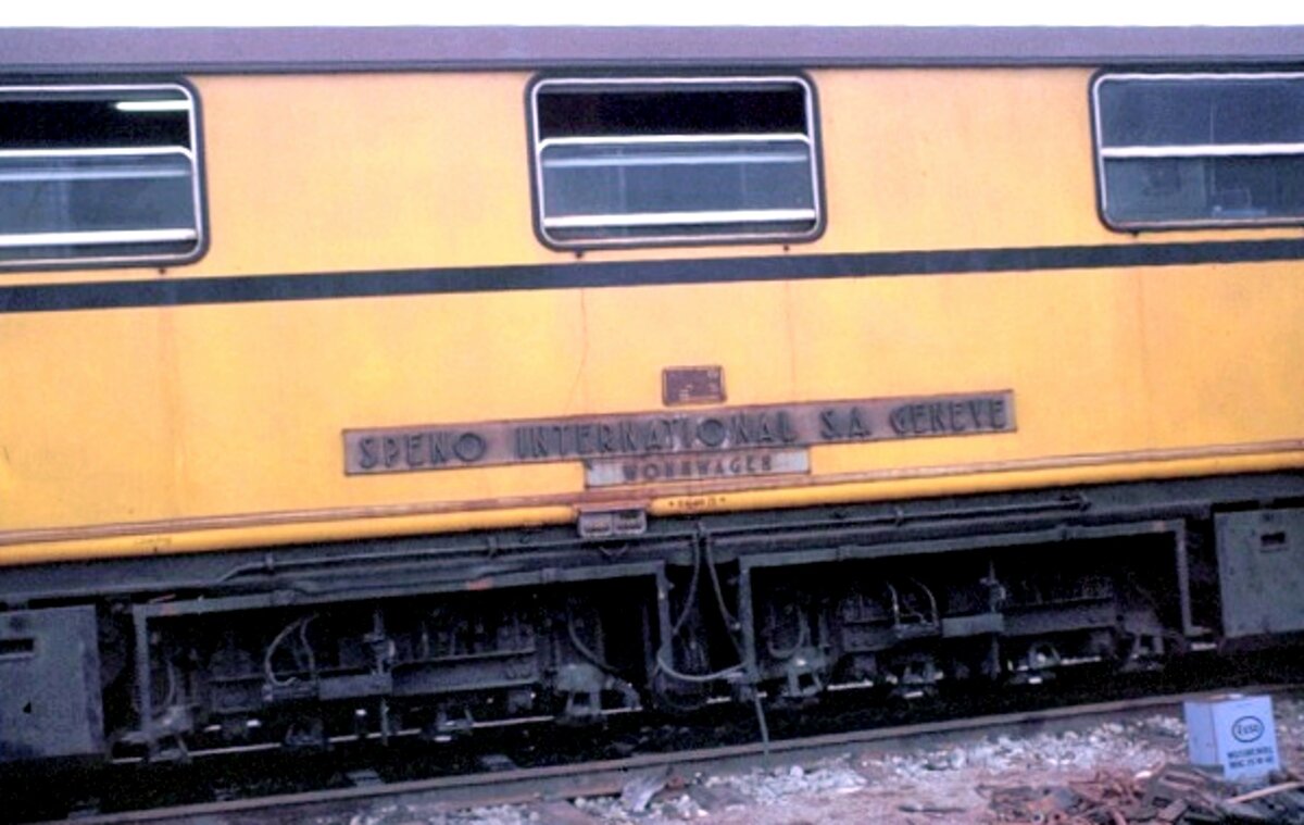 Mittelteil mit Wohnwagen des Schleifzug Speno International SA Geneve URR 28 E/S in Geislingen Steige am 06.02.1982.