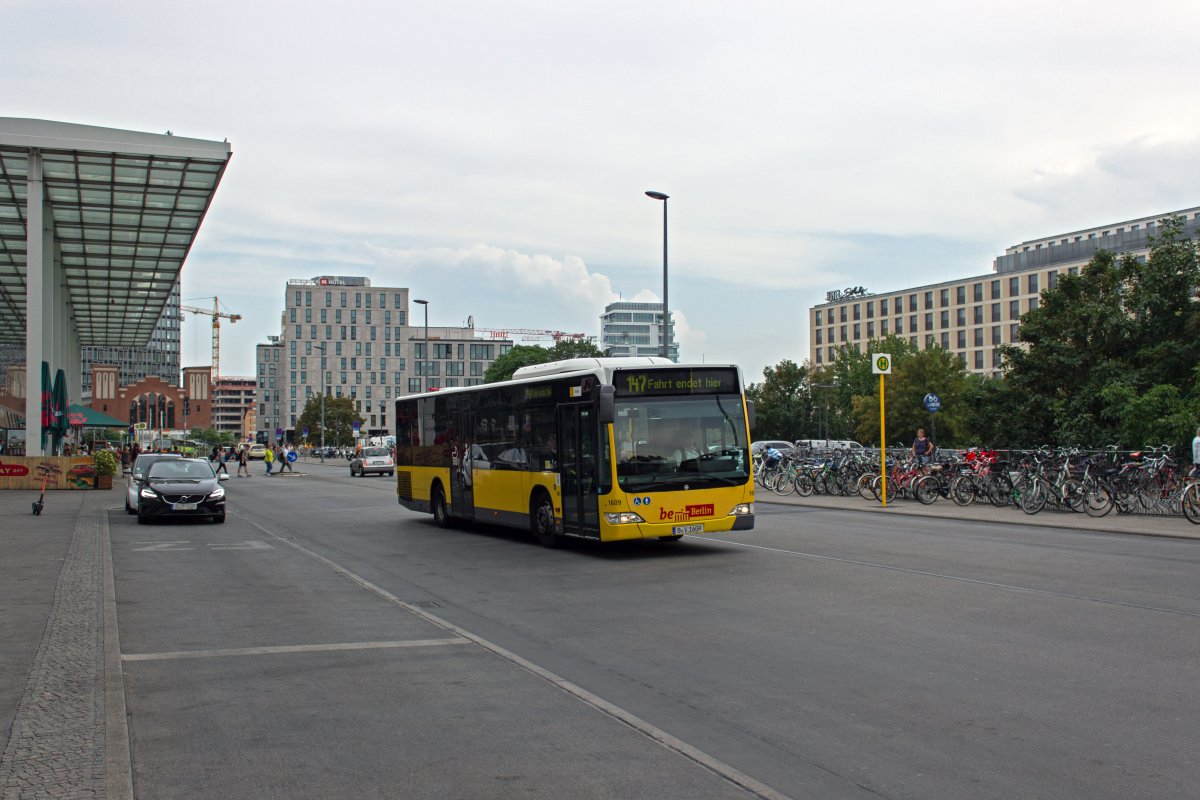 Mitten durch das Berliner Zentrum verluft die Buslinie 147, die den Hauptbahnhof mit dem Ostbahnhof verbindet und dabei eine Reihe touristischer Hotspots mitnimmt. Wagen 1609 fhrt am 28.08.19 nach der Ankunft am Ostbahnhof in die Pause.