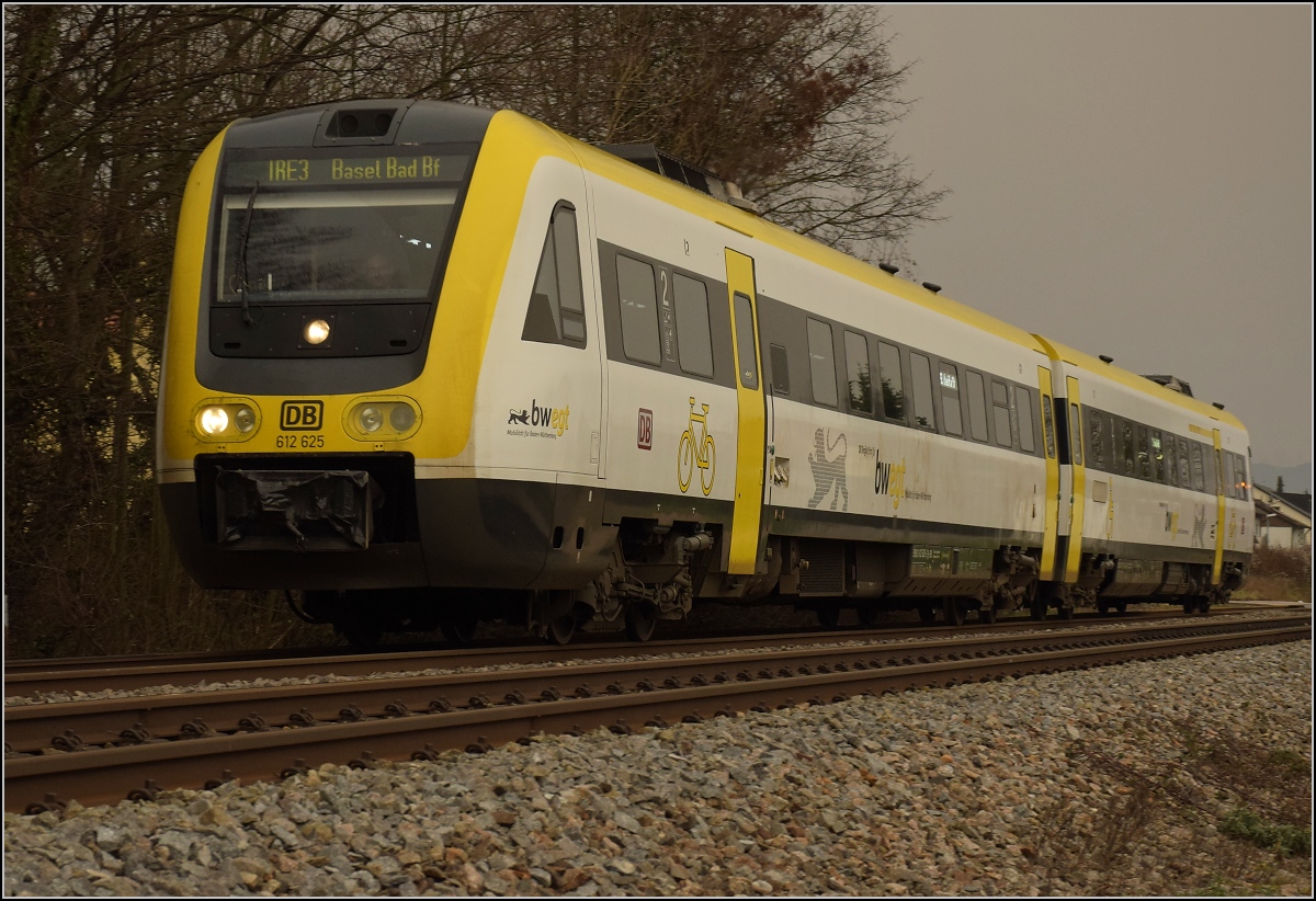 Mitten im  Sandsturm . 612 125 noch am theoretisch helllichten Mittag, der doch von den Sandwolken heftig verfinstert wurde. Warmbach, Februar 2021.