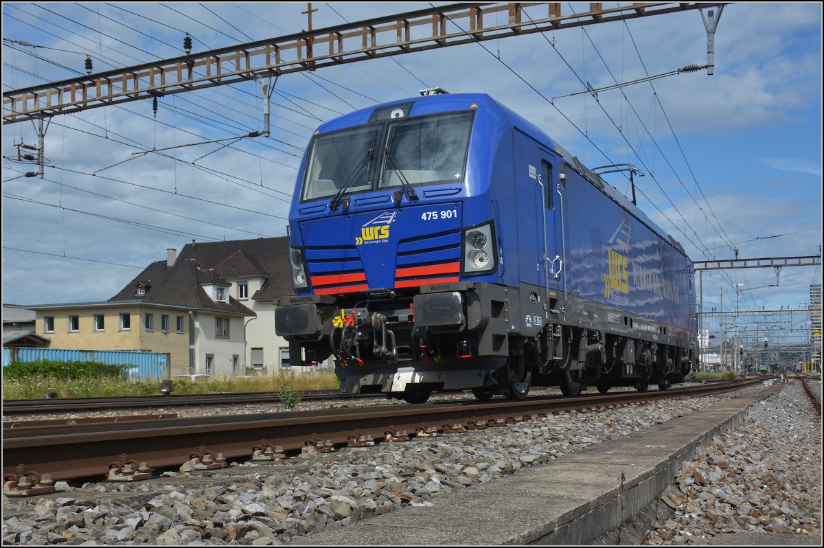 Mittlerweile gibt es noch weitere Schweizer Vectronen. Nebst den Railcare und BLS-Loks nunmehr Re 475 901 und 902 der WRS, im Bild letztere. Die Schweizer NVR-Nummer war mir bisher entgangen. Pratteln, Juli 2021.

Fotostandort ist hier im regulären Strassenbereich der Güterstrasse. Es sieht spektakulärer aus, als es tatsächlich ist, dennoch bedarf es der Klarstellung.