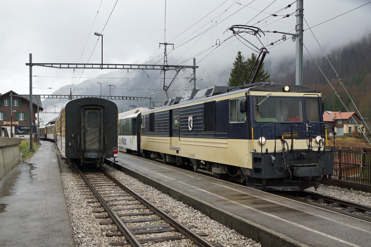 MOB: Zugskreuzung in Montbovon am 9. Januar 2016.
Foto: Walter Ruetsch