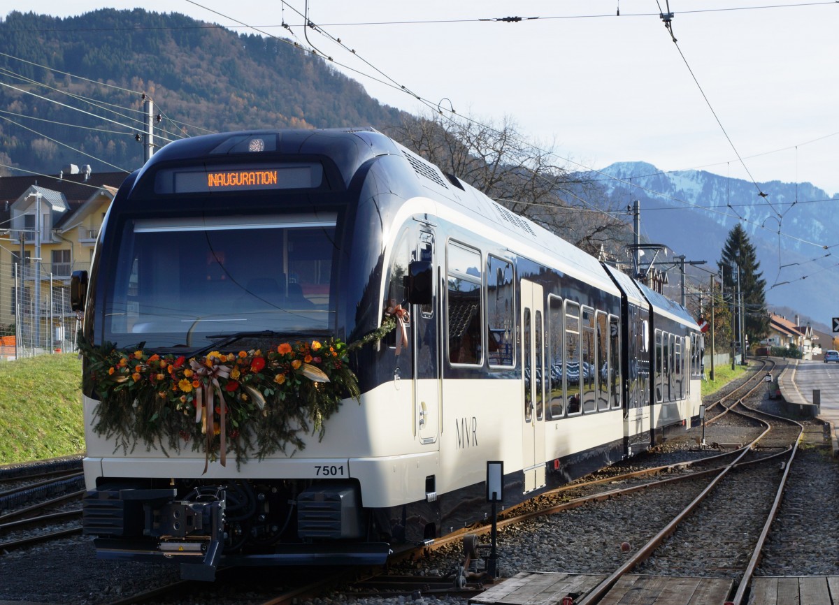 MOB/MVR: Am 11. Dezember 2015 wurde der neue ABeh 2/6 7501 (2015) anlsslich einer  sehr eindrcklichen Feier mit Musik, Ansprachen, vielen Luftballons und Bllerschssen bei herrlichem Wetter in St-Lgier eingeweiht und auf den Namen St-Lgier getauft. Eine meiner ersten Portraitaufnahmen des ABeh 2/6 7501 kurz nach der Ankunft in Blonay, wo er durch die Bahnbild-Fotografen Stefan und Walter mit den Fotokameras freudig empfangen wurde.
Foto: Walter Ruetsch