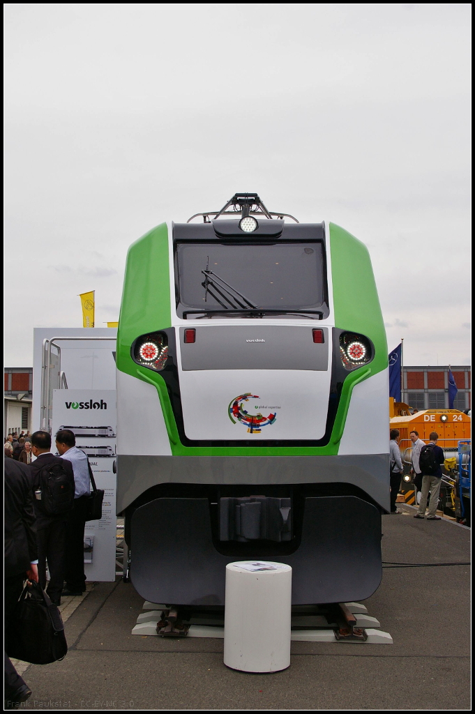 Mockup der Vossloh EURO Dual auf der InnoTrans 2014 in Berlin. Bei dem Loktyp handelt es sich um eine Dual-Mode-Lok mit Elektro- und Dieselmotor. Die EURO Dual basiert auf den beiden Familien EURO 4000 und EUROLight.

Webseite Hersteller (deutsch): http://www.vossloh-innotrans.com/cms/de/produkthighlights/diesellokomotiven/dual_mode_lokomotiven/dual_mode_lokomotiven_1.html