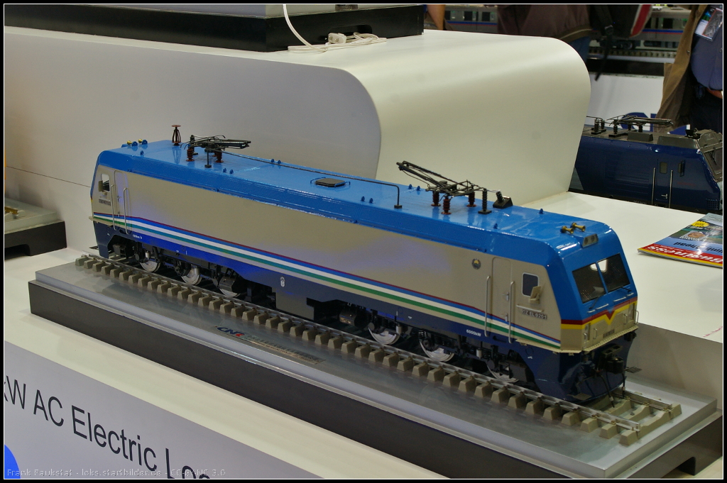 Model of an 6000 kW Electric Locomotive for Usbekistan at InnoTrans 2014

Bei der Lok handelt es sich um eine 6-achsige Lok für den Güterverkehr. Die Lok erreicht eine maximale Geschwindigkeit von 120 km/h bei 6000 kW AC. Insgesamt wurden 11 Loks dieses Typs bei CNR Dalian in China bestellt. Das Modell war während der InnoTrans 2014 am Stand von CNR ausgestellt.
