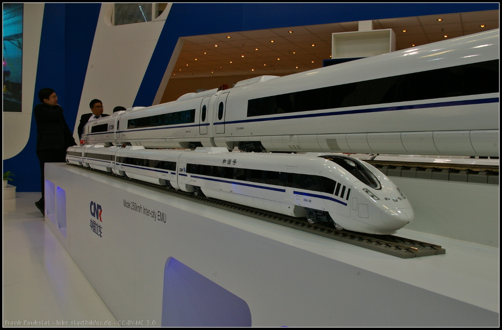 Model of CRH3-100 250 km/h Inter-city EMU.

Der Hochgeschwindigkeitszug CRH3 ist eine Variante des Siemens Velaro, der in Kooperation mit Tangshan Railway Vehicle und Changchun Railway Vehicle seit 2008 gebaut wird. Ausgestellt war das Modell am Messestand der CNR auf der InnoTrans 2014 in Berlin.
