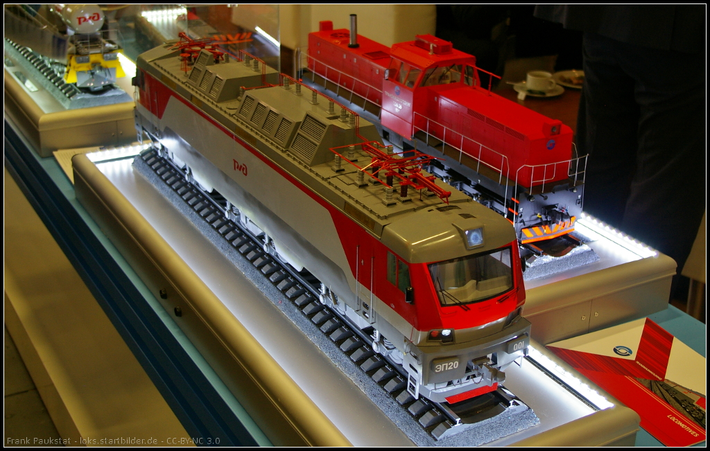 Model of EP20 Two-System Electrolocomotive for Russia.

Bei der Baureihe EP20 (ЭП20) handelt es sich um neue Zweisystem-Elektrolokomotiven für die RZD der beiden Hersteller Alstom und Transmashholding. Die Lok wurde das erste mal 2010 vorgestellt und es sollen 200 Loks dieses Typs bis 2020 ausgeliefert werden. Das Modell der ЭП20-001 stand während der InnoTrans 2014 in Berlin am Stand von RZD.

Daten: Spurweite 1520 mm, Länge 22.55 m, Höhe 5.1 m, Breite 3.1 m, Gewicht 129 t, Höchstgeschwindigkeit 200 km/h, Dauerleistung 6600 kW, Stromsysteme 3 kV DC und 25 kV/50 Hz AC, Motoren 6.
