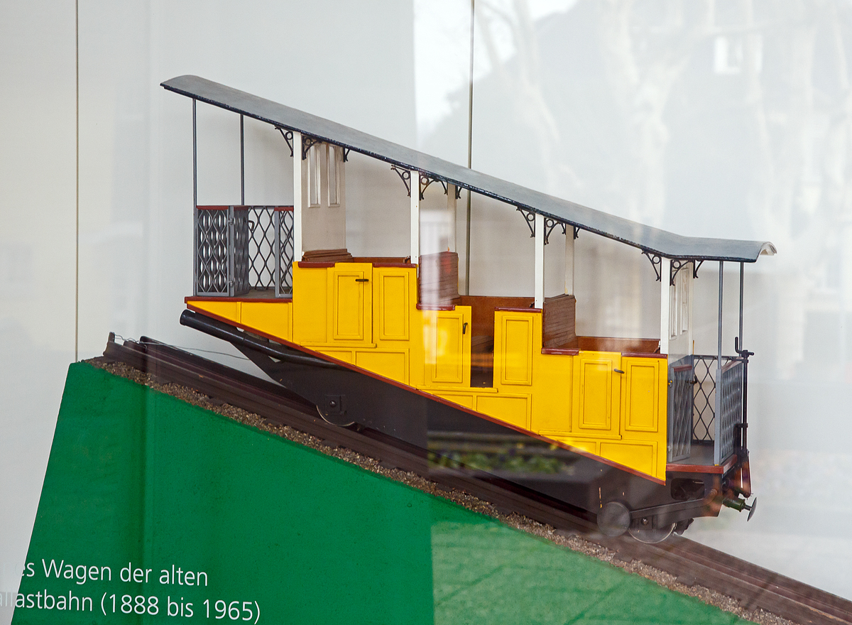 Modell eines alten Wagens der alten Wasseballastbahn (1888 bis 1965) der Turmbergbahn Karlsruhe-Durlach, ausgestellt in der Talstatioam, hier am 16.12.2017.