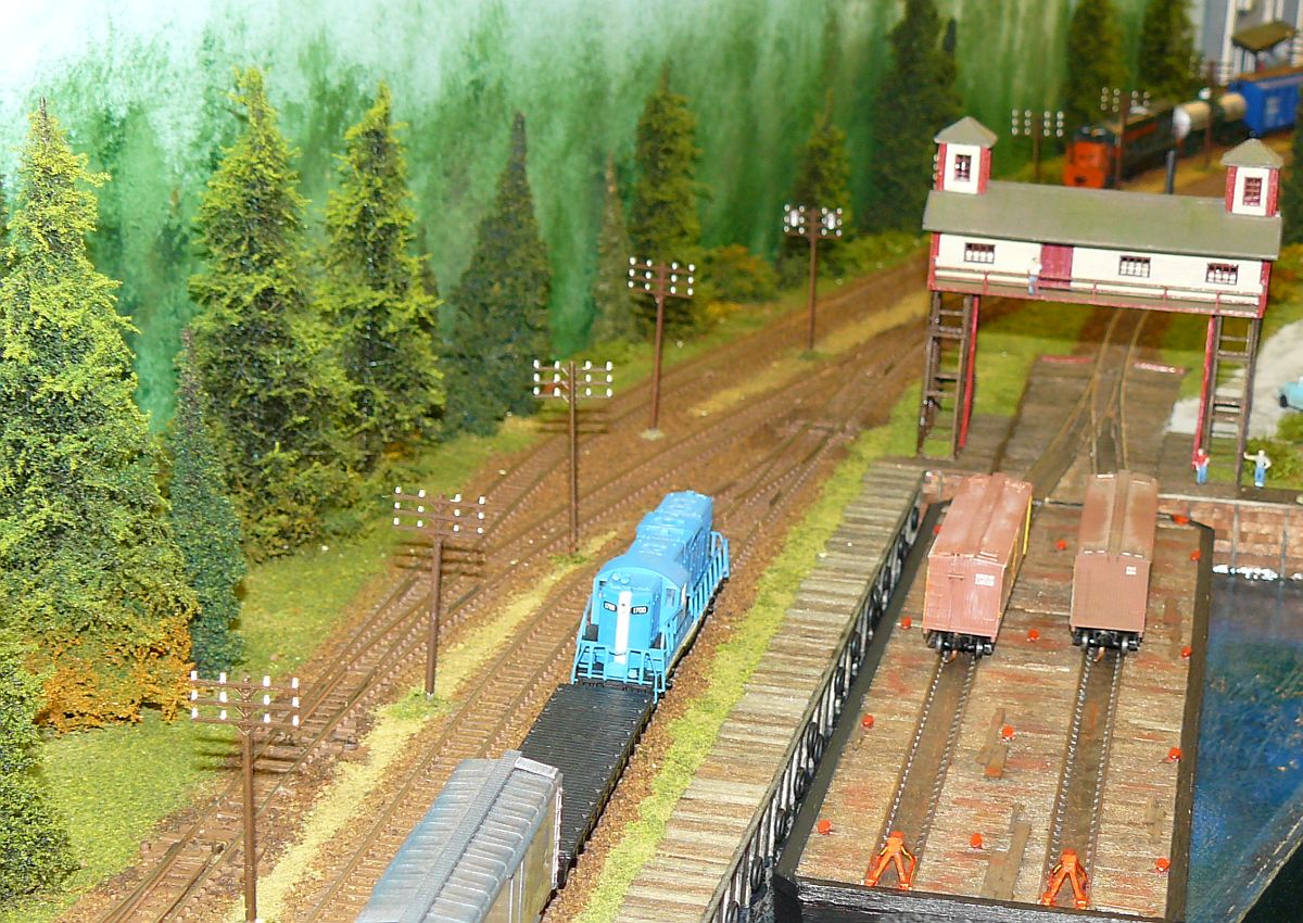 Modellbahn  Cattle-Bay  mit Eisenbahn-Fhre Masstab 1:160. Nederlandse modelspoordagen, Rijswijk, Niederlande 17-01-2015. 

Cattle-Bay Amerikaanse modelspoorbaan in de schaal N 1:160. Nederlandse modelspoordagen, Rijswijk 17-01-2015.