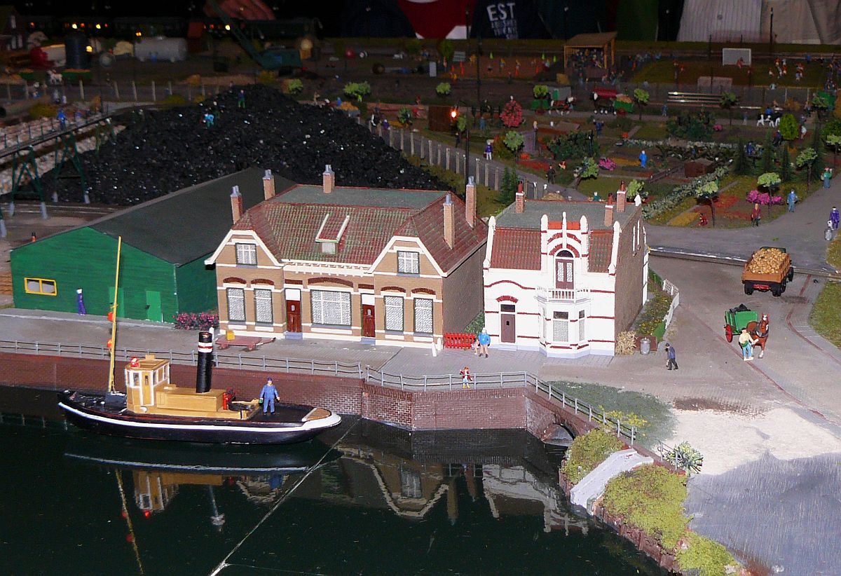 Modellbahn Epoche 2/3a  Zevenbergen  in H0 von MEC  Railkontakt . Nederlandse Modelspoordagen Rijswijk, Niederlande 11-01-2014.

Modelspoorbaan Zevenbergen en suikerfabriek tussen 1920 en 1950 in schaal H0 van Modelspoorgroep Railkontakt. Nederlandse Modelspoordagen Rijswijk 11-01-2014.