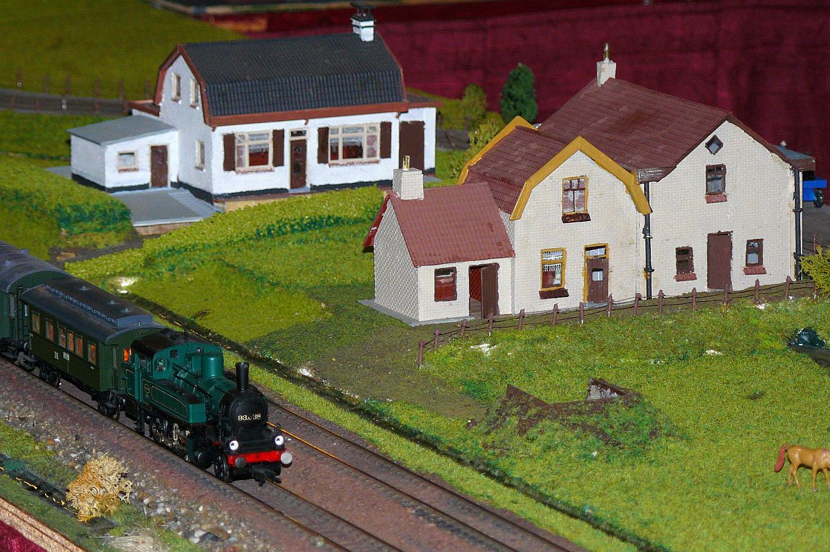 Modellbahn Epoche 2/3a  Zevenbergen  in H0 von MEC  Railkontakt . Nederlandse Modelspoordagen Rijswijk, Niederlande 11-01-2014.

Modelspoorbaan Zevenbergen en suikerfabriek tussen 1920 en 1950 in schaal H0 van Modelspoorgroep Railkontakt. Nederlandse Modelspoordagen Rijswijk 11-01-2014.