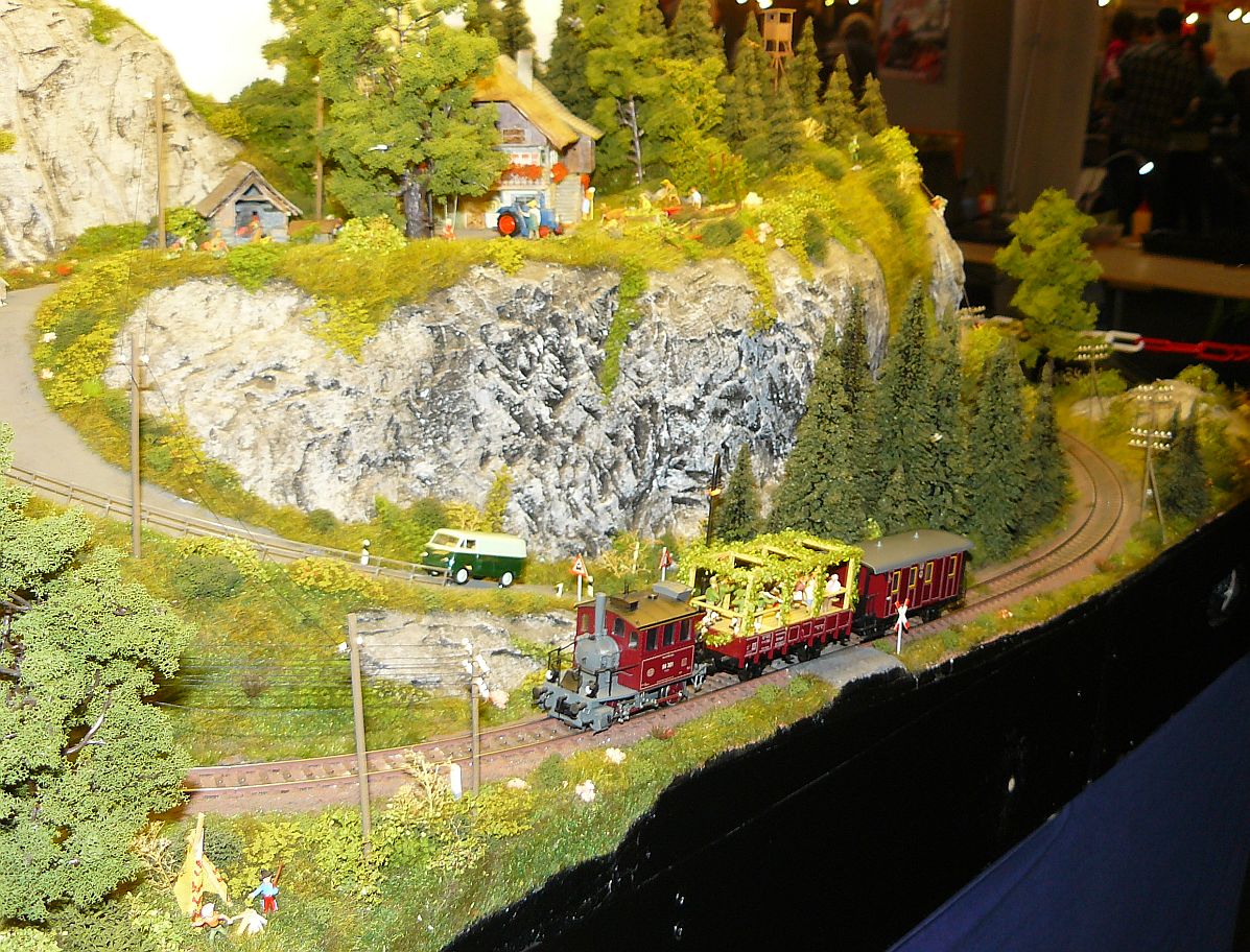 Modellbahn in H0  Ferien in Blumenfeld .  Blumenfeld . Nederlandse modelspoordagen Rijswijk, Niederlande 17-01-2015.

Modelbaan in schaal H0  Ferien in Blumenfeld .  Blumenfeld  is een fictief dorpje, gelegen in het Bayerische wald. Nederlandse modelspoordagen Rijswijk 17-01-2015.