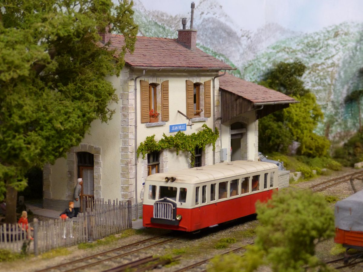 Modelleisenbahn  Jean-Ville  in Masstab Oe 1:43 (Schmalspur). Ausstellung  Nederlandse modelspoordagen  in Rijswijk, Niederlande 09-01-2016. 

Modelspoorbaan  Jean-Ville  in schaal Oe 1:43 (smalspoor) gebouwd naar een voorbeeld van een dorp in de omgeving van de zuid-Franse streek Lozere(Florac). Nederlandse modelspoordagen in Rijswijk 09-01-2016.