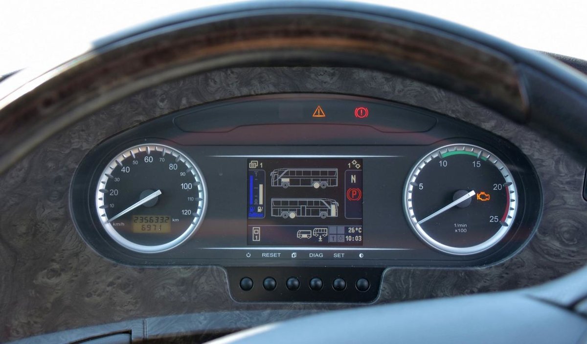 Moderne Armaturen/Anzeigen im Super Setra 416 HDH von K�NIG Reisen aus der BRD in Krems.