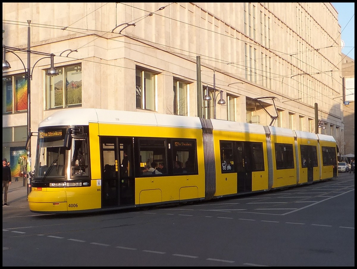 Moderne Flexity-Stra�enbahn in Berlin am Alexanderplatz.