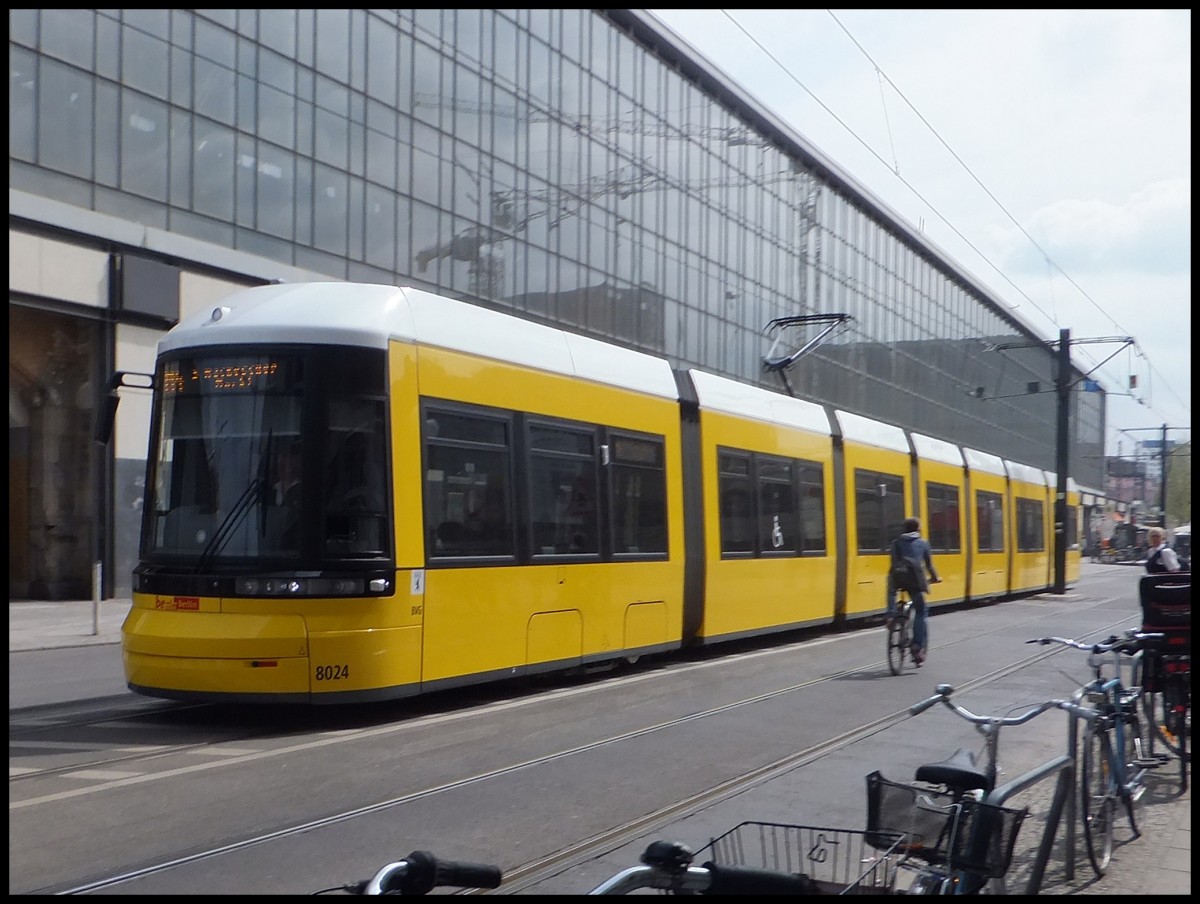 Moderne Flexity-Stra�enbahn in Berlin am Alexanderplatz.