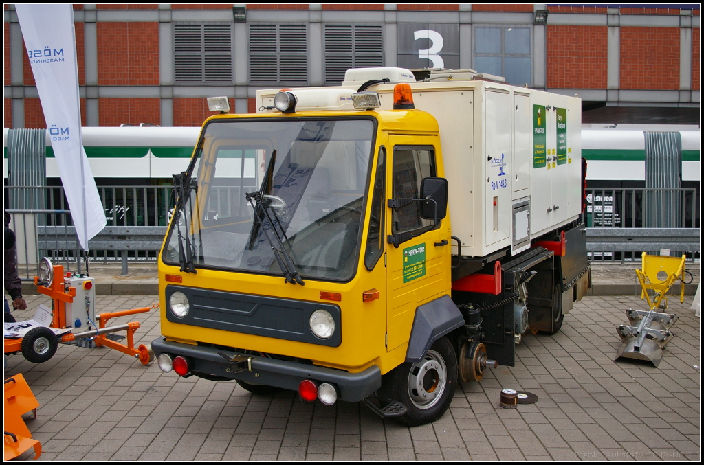 Mser Ro-V 149.3 ist ein leichtes Zweiwege Schienenschleiffahrzeug. Das whrend der InnoTrans 2014 in Berlin gezeigte Fahrzeug ist bei SPAW-TOR aus Polen im Einsatz.
<p>
Daten: Lnge 4.8 m, Breite 1.7 m, Hhe SOK 2.42 m, Gewicht 5.5 t, Leistung 110 kW/3x 400 V, Schleifspindeln 6 (variable Drehzahl), Geschwindigkeit 20 km/h.
<p>
Webseite Hersteller (deutsch): http://www.moeser-maschinenbau.de/de/rov149.html
