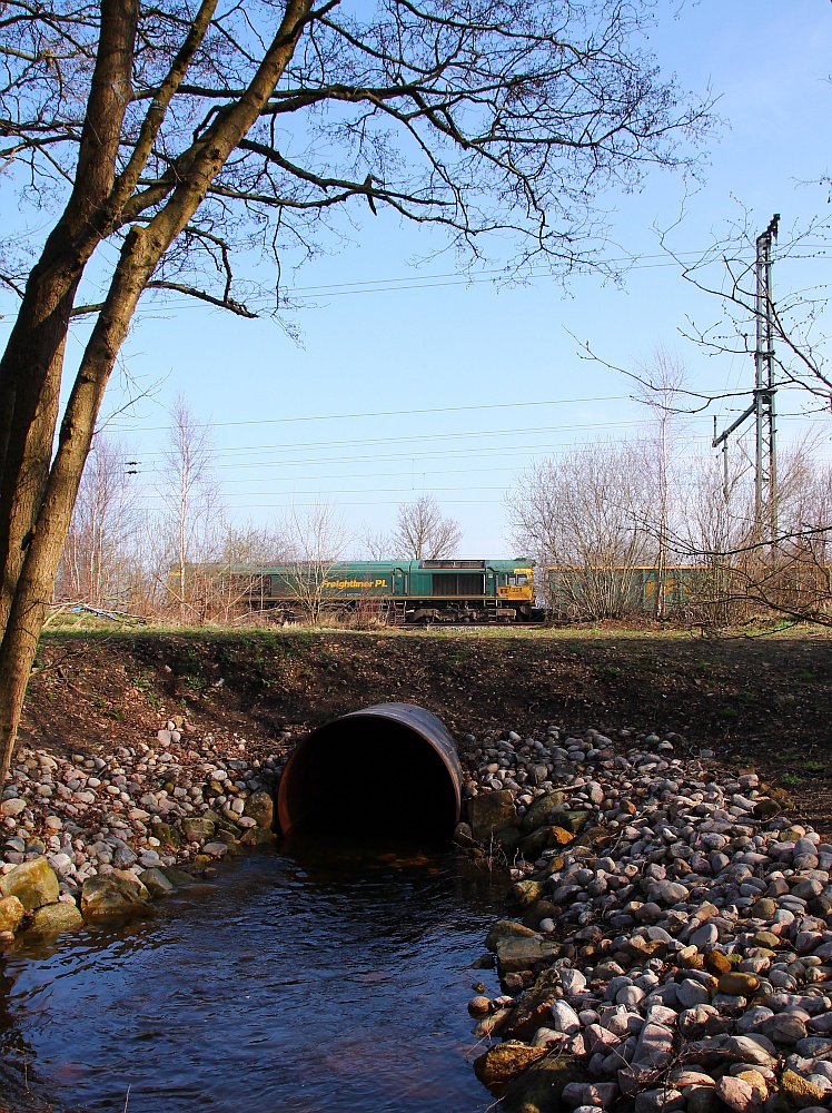 Monatelang war dies der Grund für verlängerte Fahrzeiten eine alte Unterführung die im Herbst letzten Jahres mit einem gewaltigen Rohr verstärkt wurde. Heute kann man kaum noch was von der Baustelle sehen...Jübek 22.03.2014 