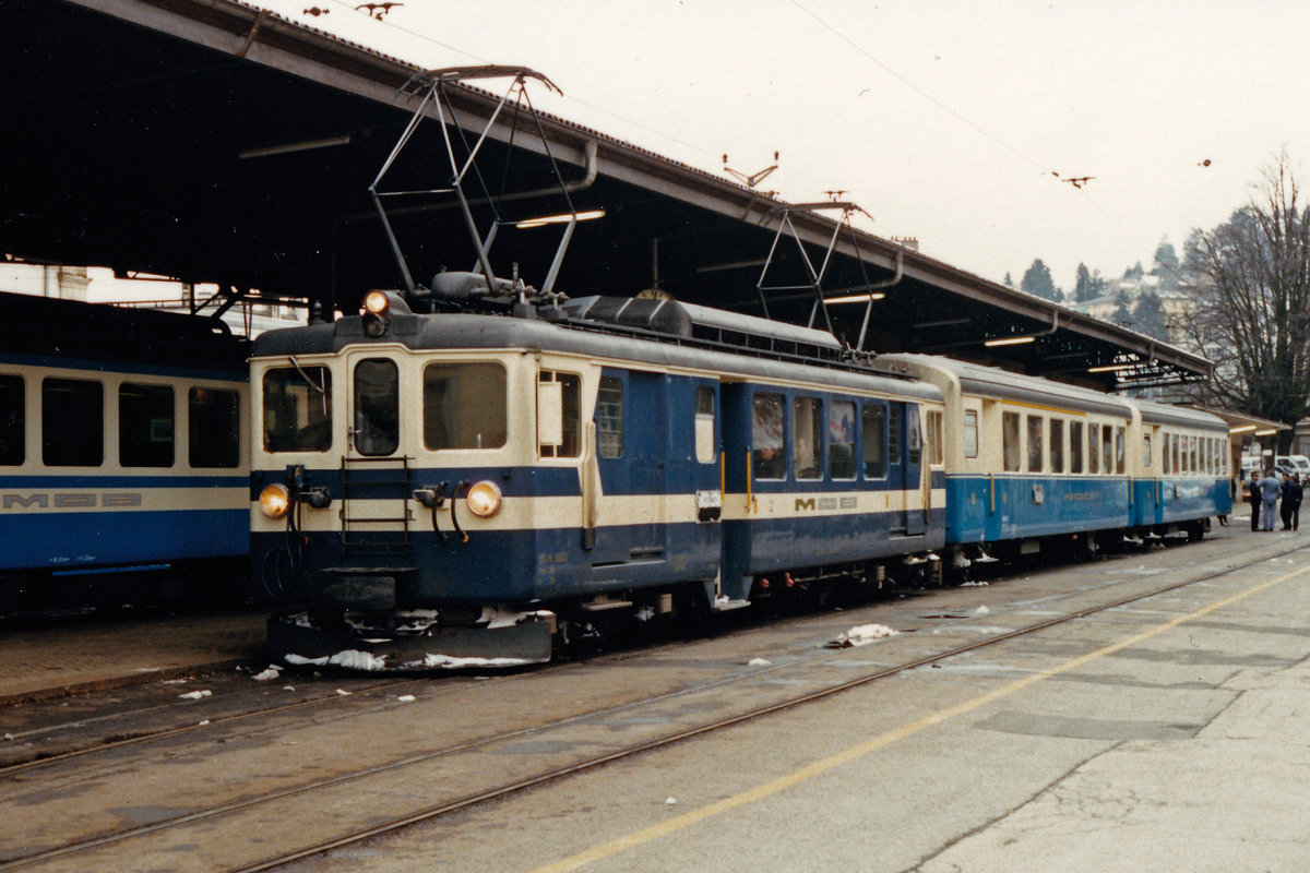 Montreux-Oberland Bernois Bahn/MOB.
EINST UND JETZT.
Bahnhof Montreux mit Zügen in den Jahren 1985 und 2020.
Regionalzug mit BDe 4/4 3004 auf die baldige Abfahrt nach Zweisimmen wartend.
Foto: Walter Ruetsch