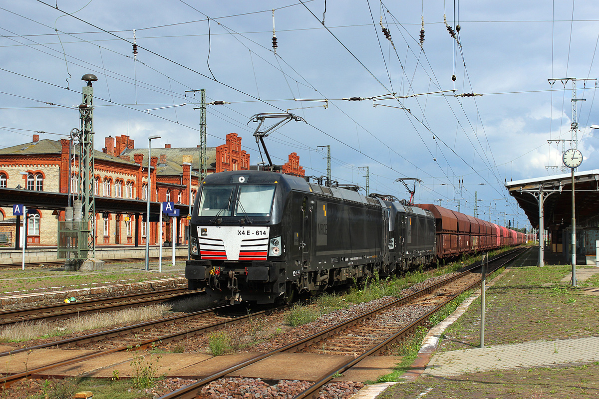 MRCE 193 614+873 kamen mit dem leeren Erzpendel Ziltendorf - Hamburg aus Richtung Magdeburg und fuhren in Richtung Wittenberge weiter (Vandalismus-Umleiter), 20.08.2017.