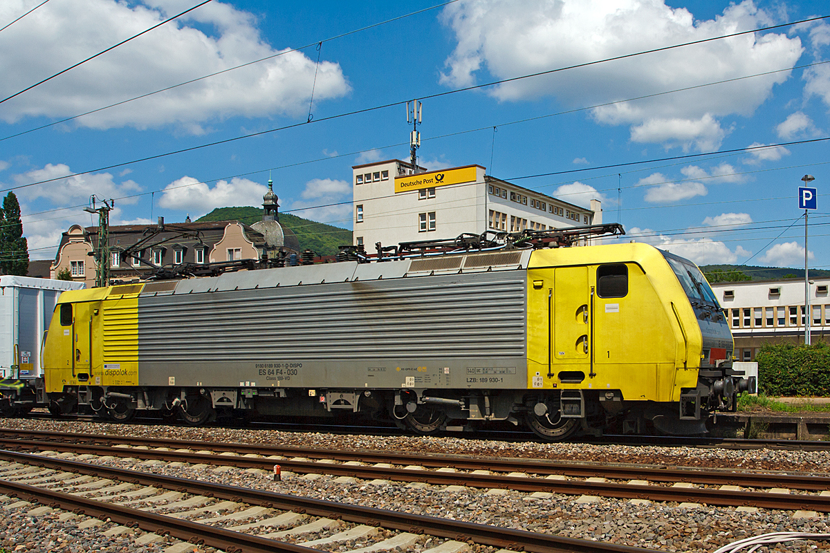 
MRCE Dispolok ES 64 F4-030 bzw. E 189 930-1  (Class 189 - VD) zieht am 31.05.2014 eine Güterzug durch den Hbf Neustadt an der Weinstraße. 

Die Siemens EuroSprinter ES 64 F4 wurde 2006 unter der Fabriknummer 21243 gebaut, hat die NVR-Nummer 91 80 6189 930-1 D-DISPO und die EBA-Nummer EBA 00A23D 042. 
An der Bezeichnung Class 189 VD kann man das  installierte Länderpaket erkennen  (VD = Zugsicherungssystem Paket für Deutschland, Österreich, Italien, Slowenien, Kroatien).
