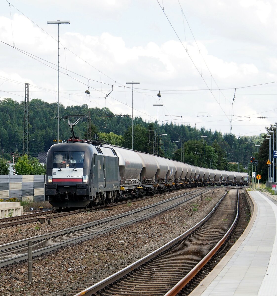 MRCE ES 64 U2-028 mit Zementzug in Amstetten am 03.07.2020.