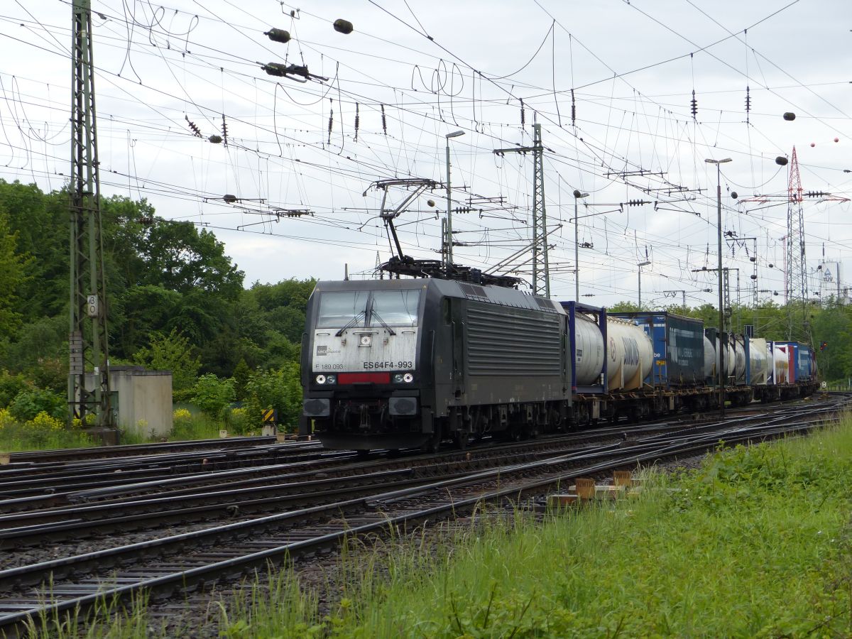MRCE loc 189 093-8 vermietet an NordCargo mit G�terzug. Rangierbahnhof Gremberg bei Bahnh�bergang Porzer Ringstra�e, K�ln, 20-05-2016.

MRCE loc 189 093-8 verhuurd aan NordCargo met een goederentrein. Rangeerstation Gremberg bij overweg Porzer Ringstra�e, Keulen, 20-05-2016.