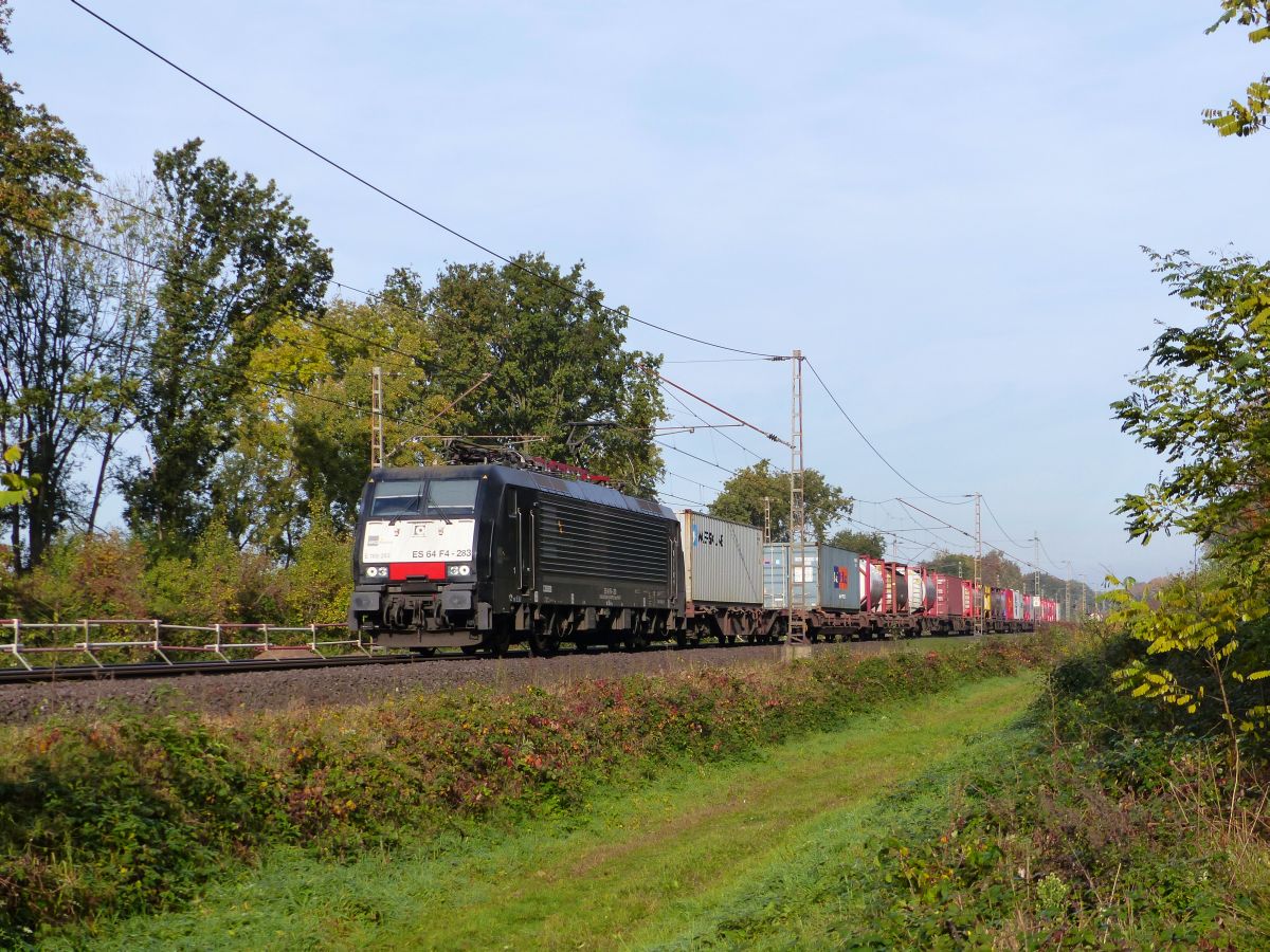 MRCE loc 189 283-5 bei Bahn�bergang Haagsche Strasse, Elten Deutschland 30-10-2015.

MRCE loc 189 283-5 verhuurd aan CTL met een containertrein nadert de overweg Haagsche Strasse, Elten, Duitsland 30-10-2015.