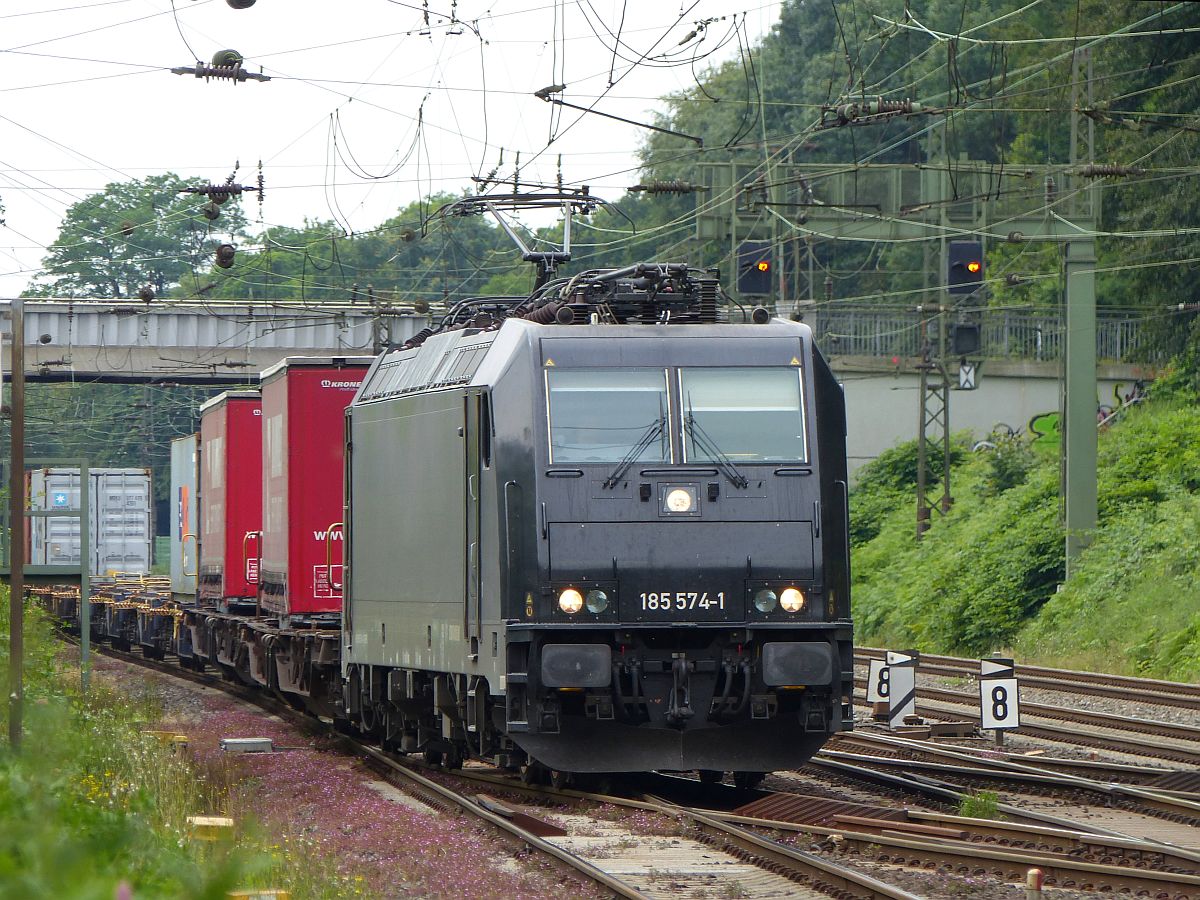 MRCE Lok 185 574-1 vermietet an DB Cargo. Forsthausweg, Duisburg 08-07-2016.

MRCE loc 185 574-1 verhuurd aan DB Cargo. Forsthausweg, Duisburg 08-07-2016.
