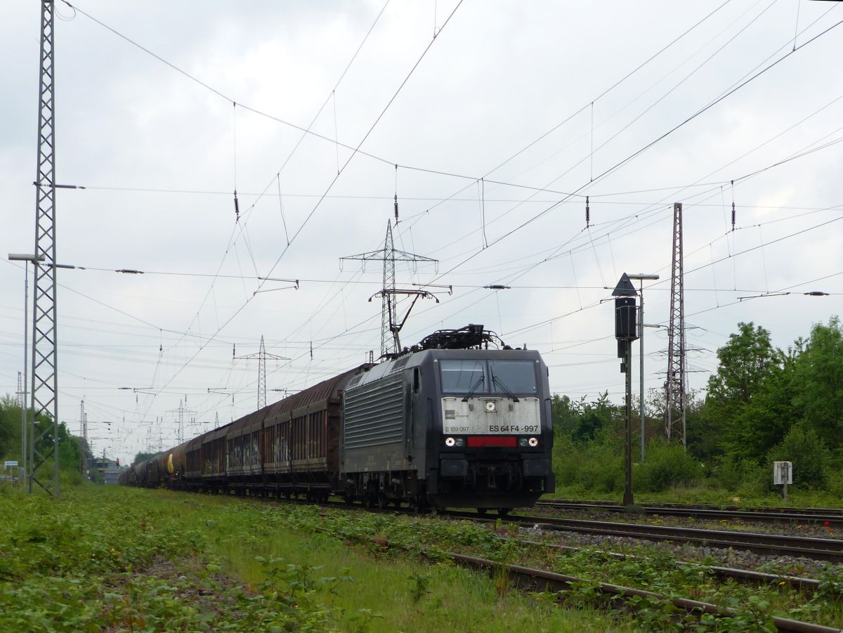 MRCE (Mitsui Rail Capital Europe) Lok 189 097-9 (91 80 6189 097-9 D-DISPO Class 189-VJ) Lintorf 18-05-2017.

MRCE (Mitsui Rail Capital Europe) loc 189 097-9 (91 80 6189 097-9 D-DISPO Class 189-VJ) Lintorf 18-05-2017.