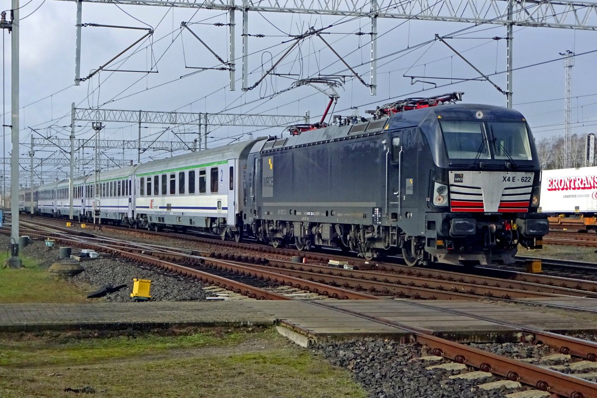 MRCE Söldner X4E-622 treft am 25 Februar 2020 mit der Berlin-Warszawa Express in Rzepin ein. Wegen Mangel an Tauri hat PKPIC einige Vectronen angemietet.
