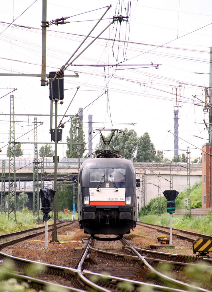 MRCE/boxXpress ES64U2-065/ 182 565-2 rollt hier langsam am Umschaltwerk in HH-Dradenau vorbei. 29.05.2014