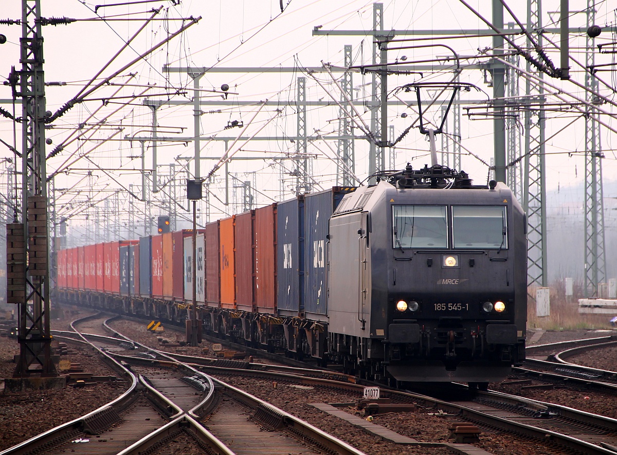 MRCE/MGW 185 545-1 mit einem Metallpaketezug bei der Durchfahrt in HH-Harburg. 31.03.2014