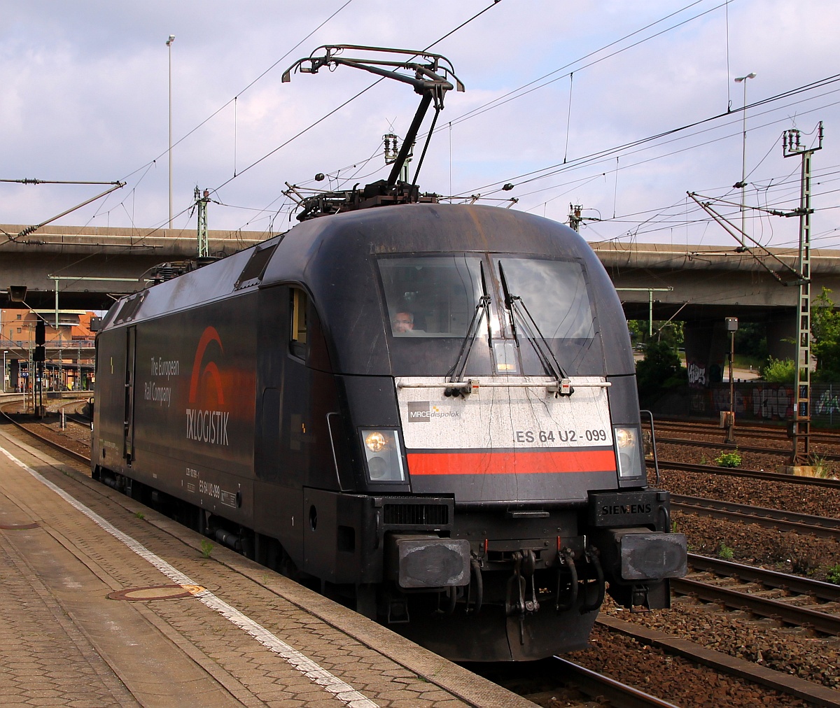 MRCE/TXL 182 599-1/ES64U2-099(REV/LD X/16.09.09)wird gleich im alten Gbf HH-Harburg abgestellt und wartet hier nur auf  grün . HH-Harburg 28.06.2014