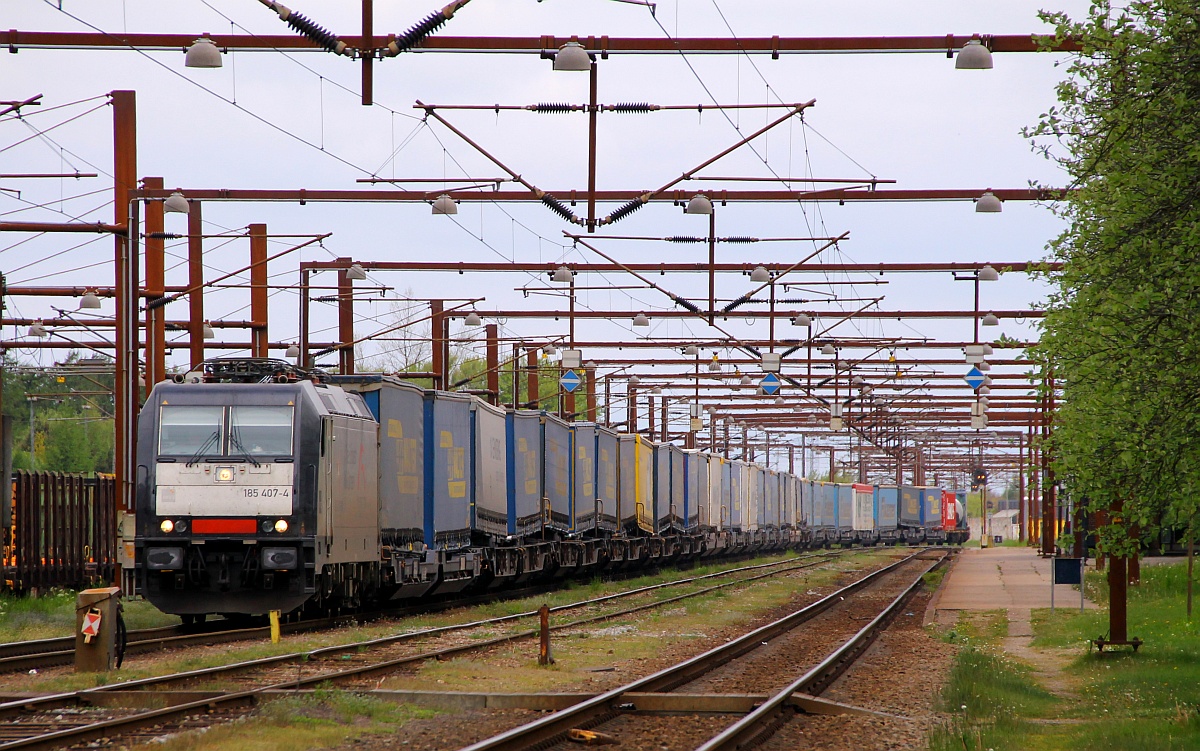 MRCE/TXL 185 407-4(REV/25.09.12)rollt hier mit einem KLV-Zug langsam in den Bahnhof Padborg ein und wird diesen wenig später als DGS 45699 wieder Richtung Hannover verlassen. Padborg 04.05.2014