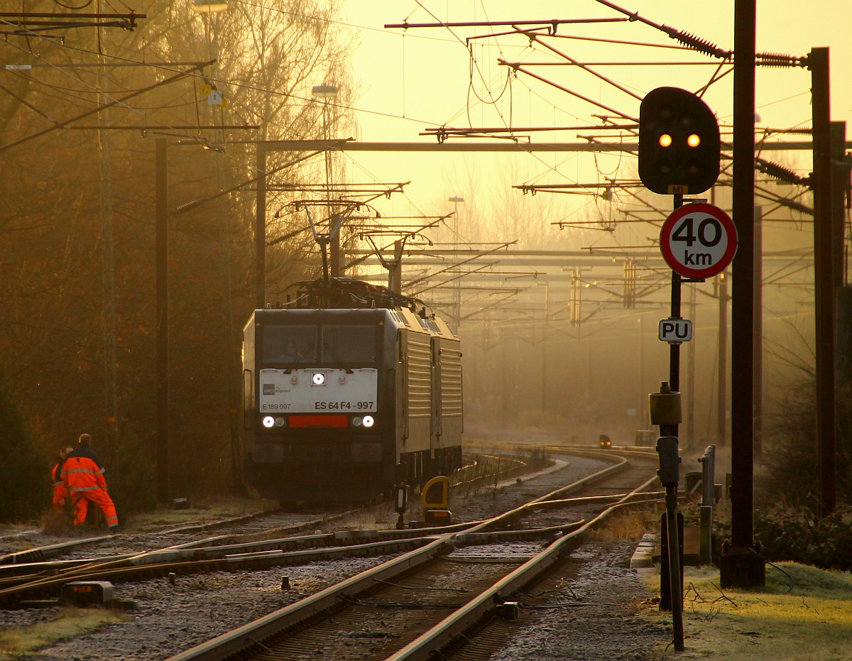 MRCE/TXL 189 097-9(Unt/LDX/16.02.12)und 189 287-6(Unt/MMAL/11.12.09)kommen hier aus dem Abstellbereich in Richtung Bahnhof gefahren. Sie sollen wohl später den seit Samstag in Padborg stehenden Lautitzen KLV(ex DGS 40569)nach Verona bringen. Padborg 02.12.2013