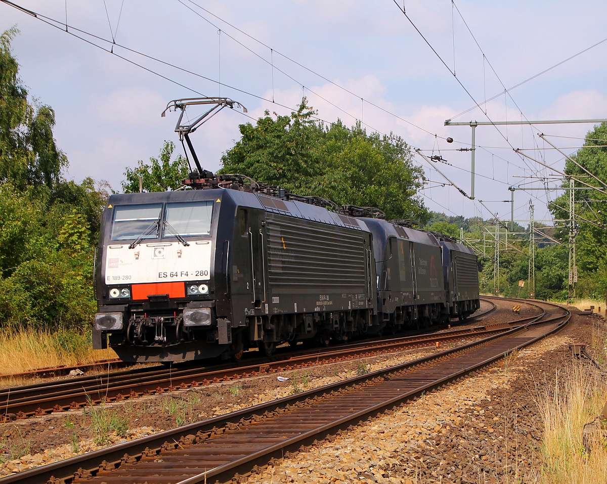 MRCE/TXL 189 280-1 hat 182 512-4(REV/Lz/17.05.13)und 189 998-8SE (REV/KWEK/05.04.12)am Haken, zusammen sind sie als Tfzf 93093 unterwegs Richtung Hamburg. Schleswig 28.07.2014