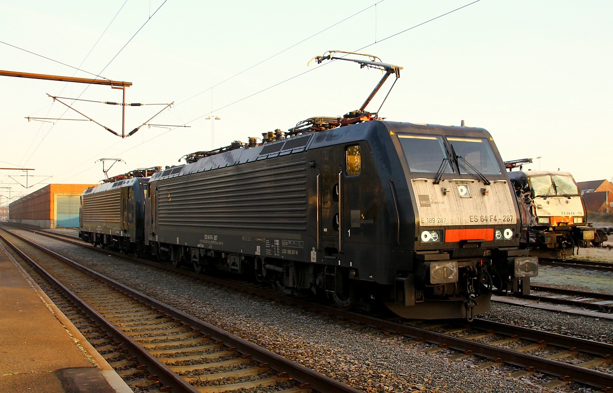 MRCE/TXL 189 287-6(Unt/MMAL/11.12.09)und 189 097-9(Unt/LDX/16.02.12)stehen hier im Bahnhof Padborg. Der Tf holte Papiere aus der verunfallten Lok und rollte anschliessend in den Wartebereich um später den seit Samstag in Padborg stehenden Lautitzen KLV(ex DGS 40569)nach Verona zu bringen. Padborg 02.12.2013