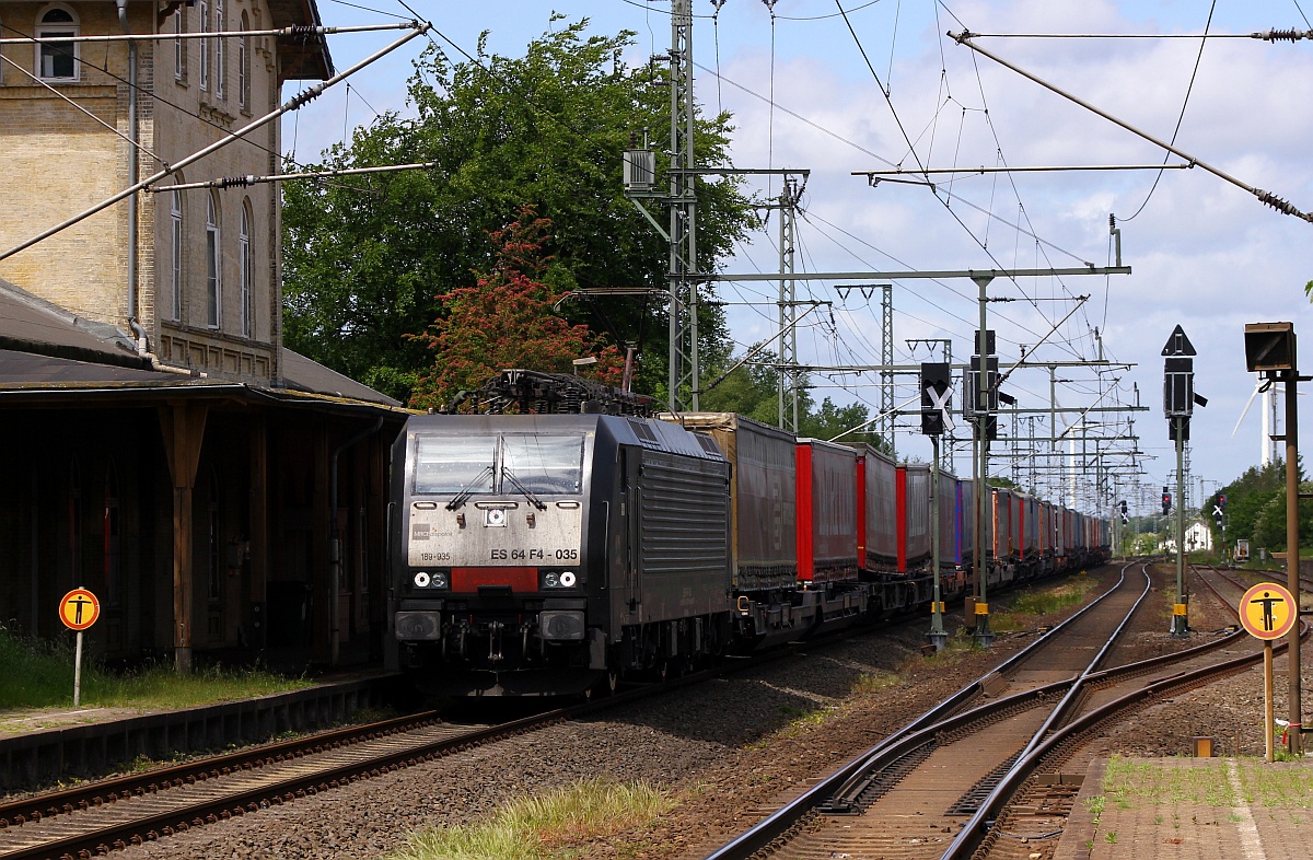 MRCE/TXL 189 935-0/ES64F4-035 rauscht hier mit dem  Lauritzen-KLV  aus Padborg kommen durch Jübek. 07.06.2015