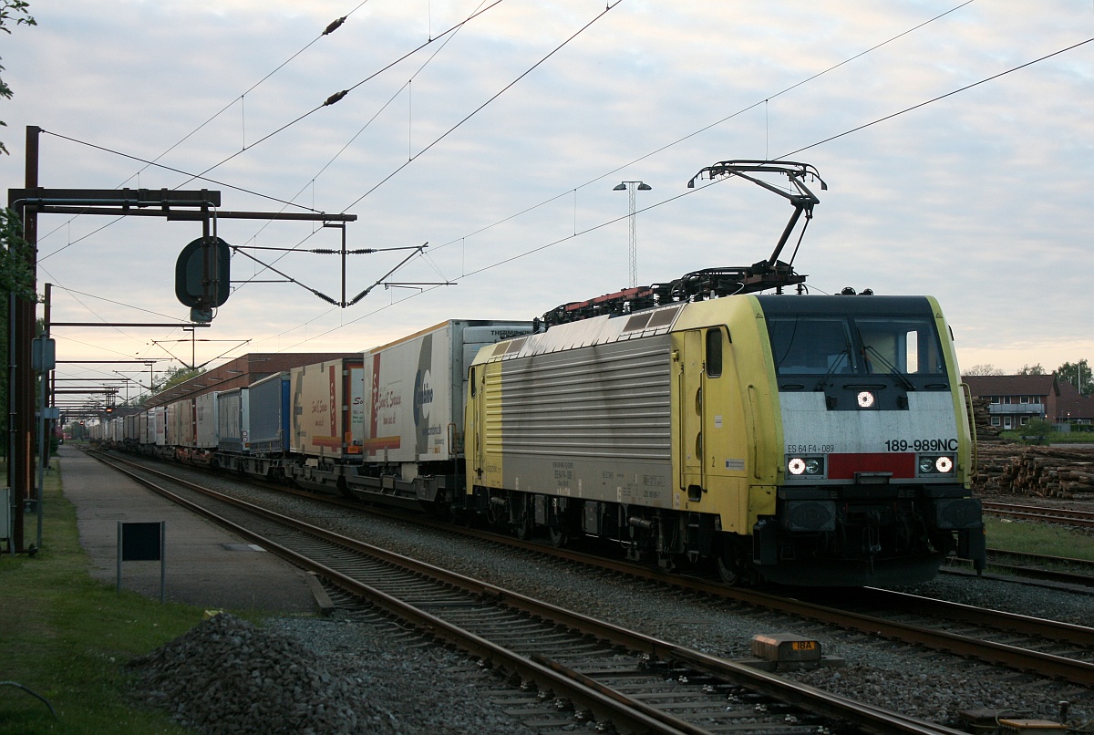 MRCE/TXL 189 989-7 steht hier mit dem Lauritzen/bring KLV abfahrbereit im Grenzbahnhof Padborg/DK. 22.05.2015