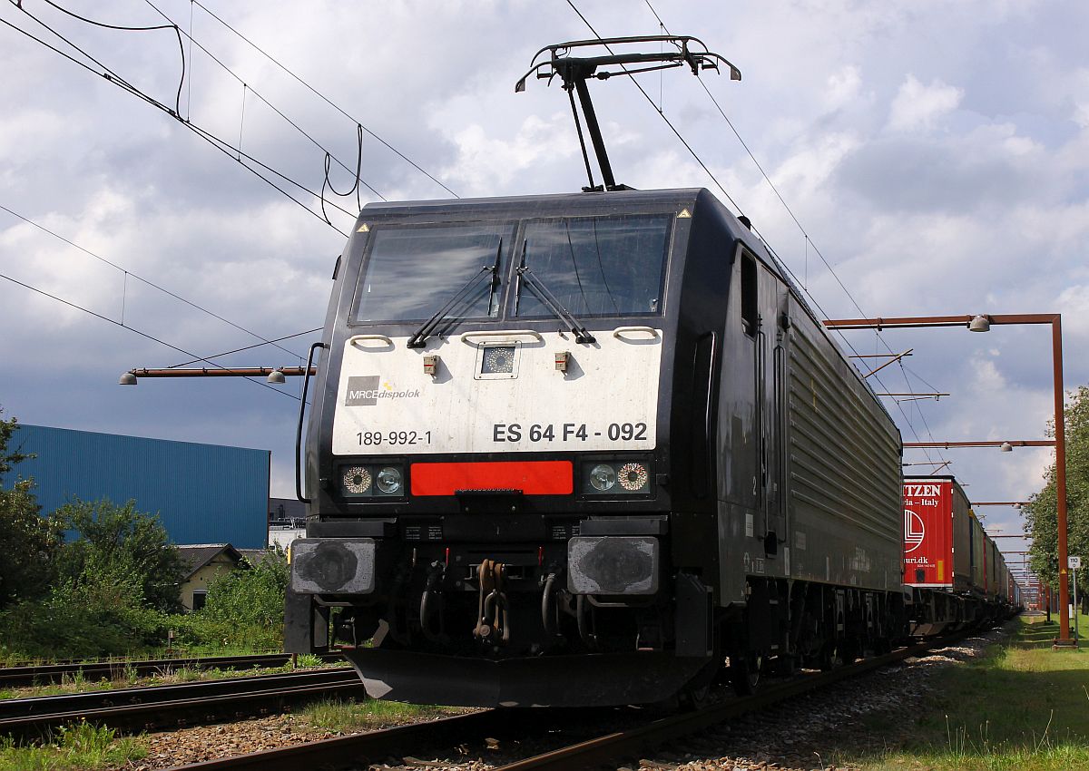 MRCE/TXL ES 64 F4-092 oder 91 80 6 189 992-1 Class VE (UIC: DE, AT,(CH), IT, NL, SI, HR, BA, RS, ME) steht hier mit dem DGS 40577 nach Verona Q.E im dänischen Grenzbahnhof Pattburg abfahrbereit Richtung Süden(Standort legal frei begehbare Grünfläche). 30.07.2017