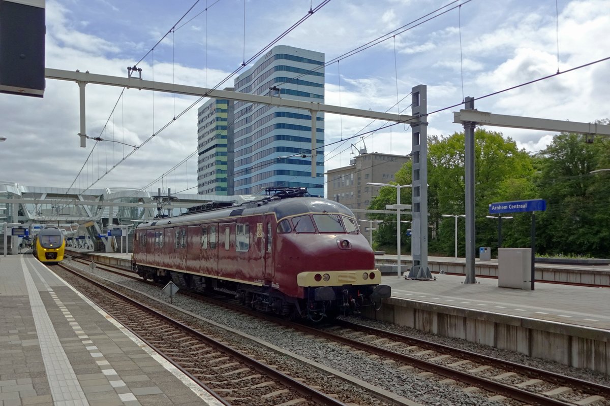 Musealer Posttriebwagen Mp 3031 steht am 10 Mai 2019 in Arnhem. Sie ist Eigentum von das NSM in Utrecht und machte dieser tag ein Konditionsfahrt von Utrecht nach Utrecht -über Amersfoort, Deventer und Arnhem. 