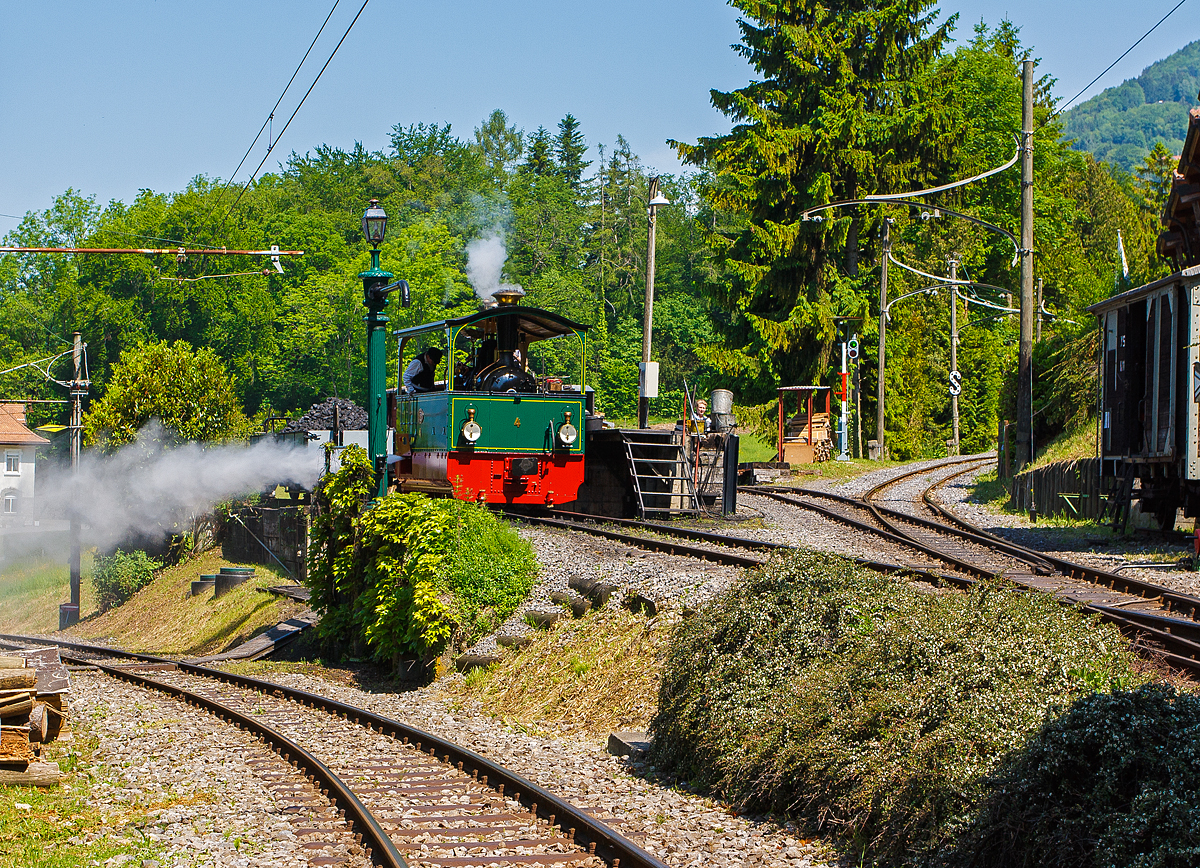 Museumsbahn-Romantik pur – beim Pfingstdampf Festival der Museumsbahn Blonay-Chamby am 27.05.2012:
Beim Wasserhahn steht die G 2/2 Krauss-Kastendampflok (Tramlok) Nr. 4. 