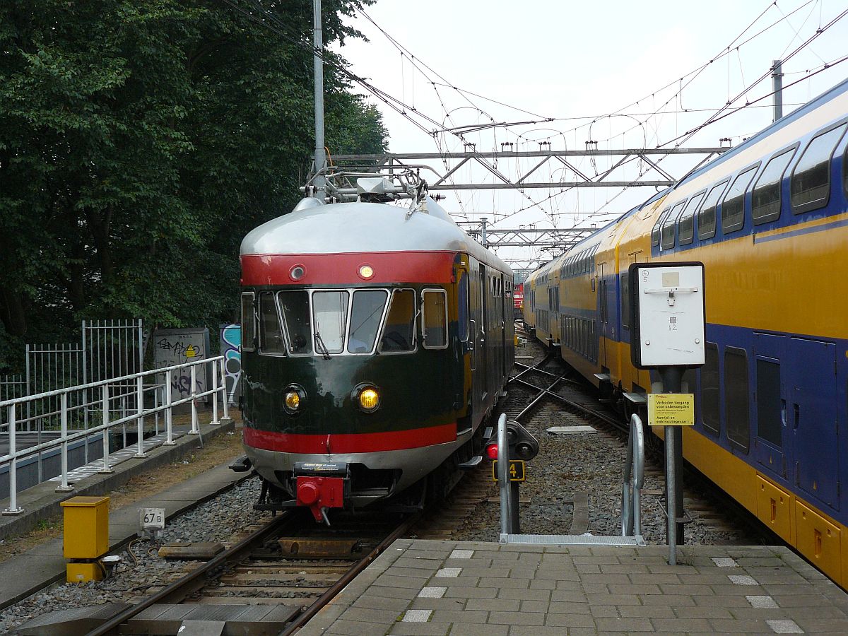 .Museumzug mat'46 TW 273 und mat'54 TW 386 einfahrt Amsterdam Centraal Station 20-09-2014.

.NS treinstellen mat '46 nummer 273 en mat '54 nummer 386 van het Nederlands Spoorwegmuseum komen aan uit Haarlem op spoor 1  i.v.m. 175 jaar spoor in Nederland. Amsterdam Centraal Station 20-09-2014.