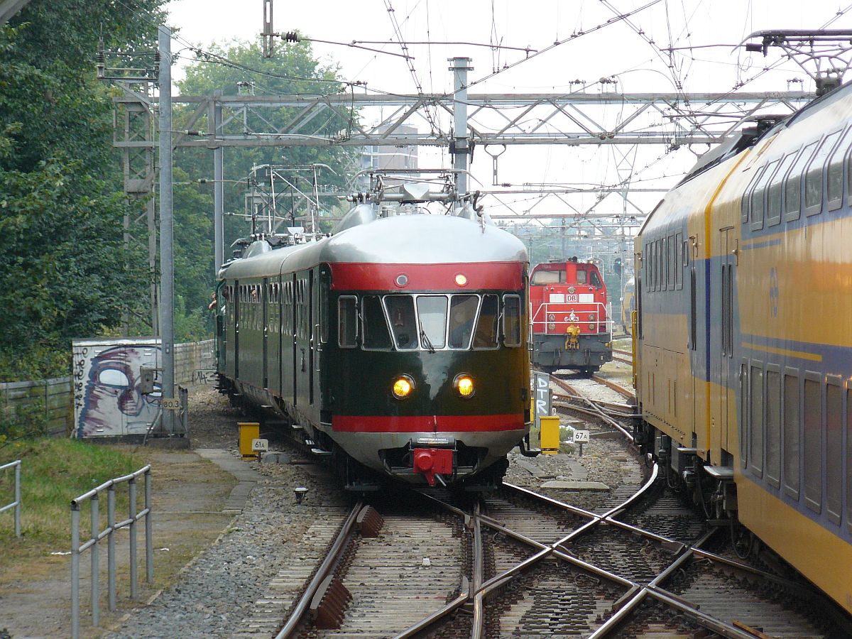 .Museumzug mat'46 TW 273 und mat'54 TW 386 einfahrt Amsterdam Centraal Station 20-09-2014. 

.NS treinstellen mat '46 nummer 273 en mat '54 nummer 386 van het Nederlands Spoorwegmuseum komen aan uit Haarlem op spoor 1 i.v.m. 175 jaar spoor in Nederland. Amsterdam Centraal Station 20-09-2014.