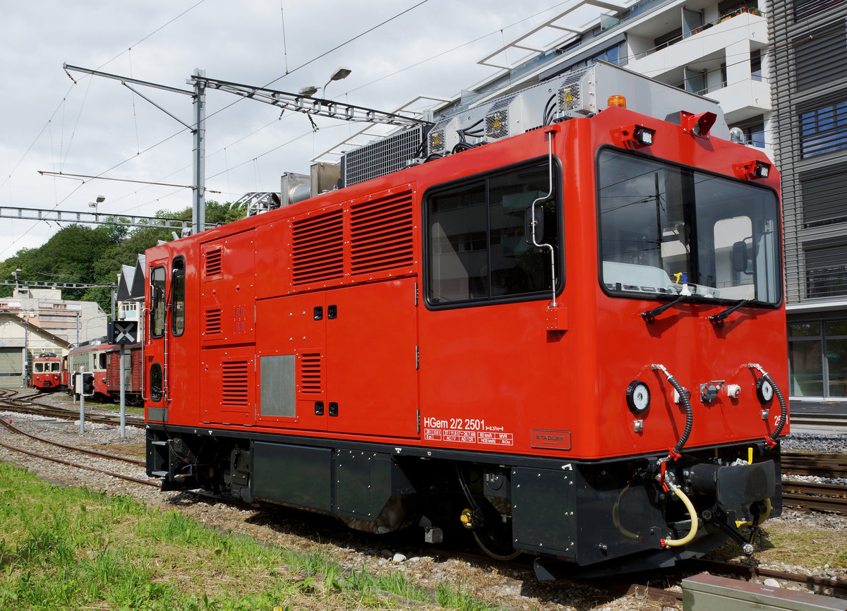 MVR/CEV: Seit der Inbetriebnahme der neuen ABeh 2/6 SURF-FLOTTE stehen mehrere Fahrzeuge der ältern Generationen  ARBEITSLOS  auf den Abstellgeleisen in Vevey.
Eine willkommene Abwechslung zu den alten Fahrzeugen brachte am 19. Juni 2016 auf dem Bahnhofplatz Vevey neben den SURF-Triebzügen im Plandienst die neue HGem 2/2 2501.
Foto: Walter Ruetsch 
