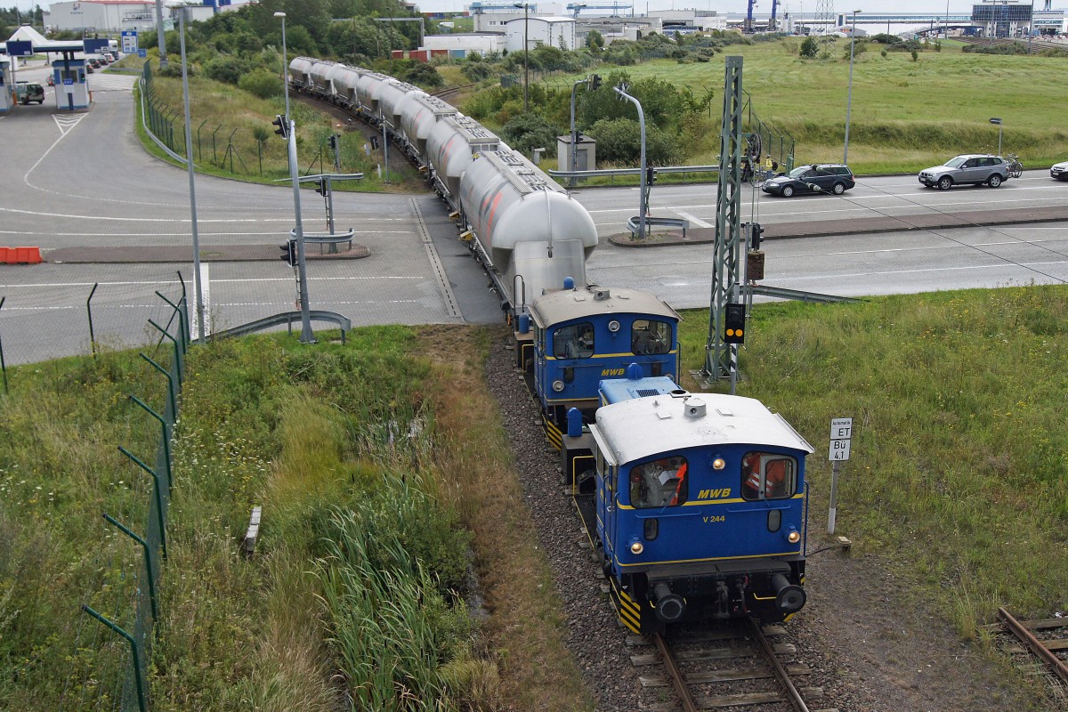 MW: Bei der niedersächsische Mittelweserbahn stehen Köf lll V244 mit blauer Lackierung im Einsatz. Am 9. August 2011 konnte eine Doppeltraktion V 244 im Fährhafen Sassnitz (Rügen) bei einem Rangiermanöver fotografiert werden.
Foto: Walter Ruetsch  