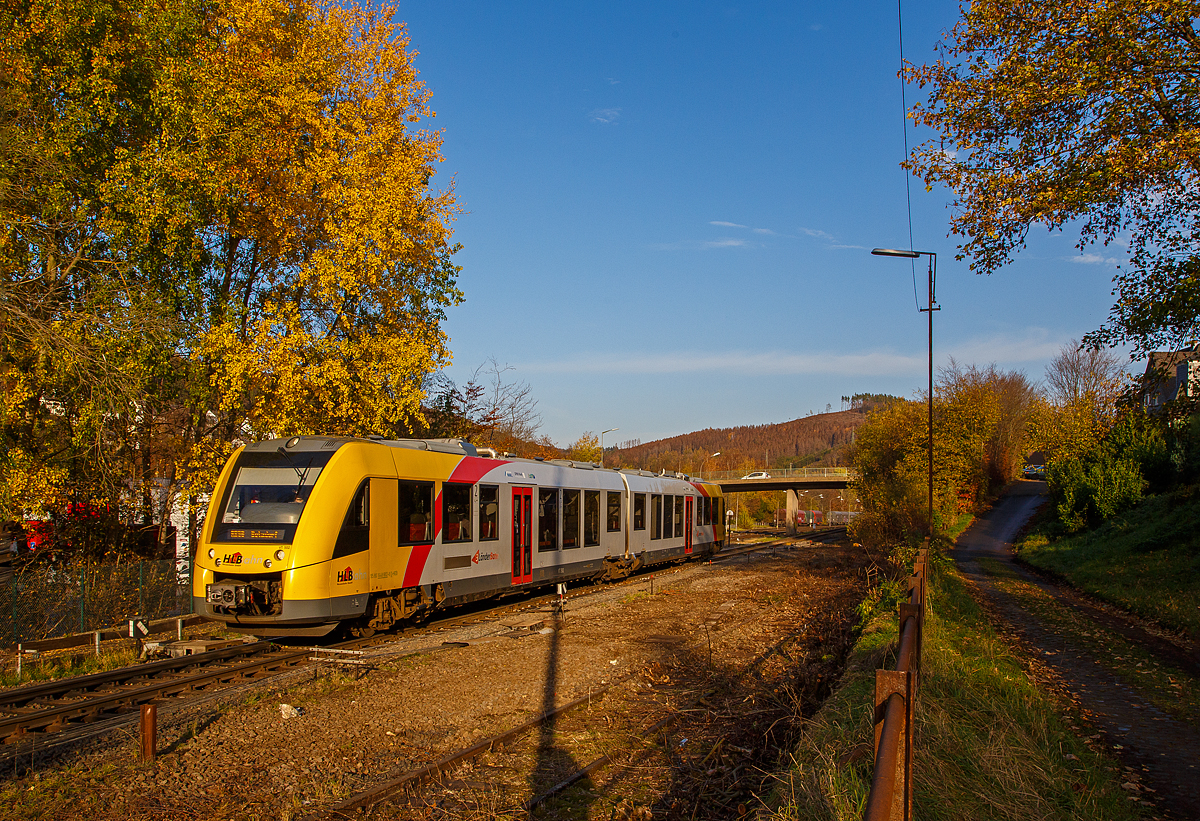 
Nach den abgeschlossenen Bauarbeiten fähr nun die RB 96  Hellertalbahn  wieder auch der Strecke.... 
Der VT 502 (95 80 1648 102-9 D-HEB / 95 80 1648 602-8 D-HEB) der HLB (Hessische Landesbahn GmbH), ein Alstom Coradia LINT 41 der neuen Generation, erreicht am 09.11.2020, als RB 96  Hellertalbahn , Herdorf.